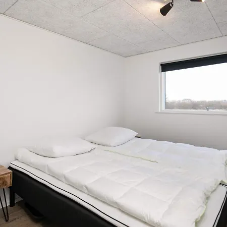 10 Person In Bogense-by Traum